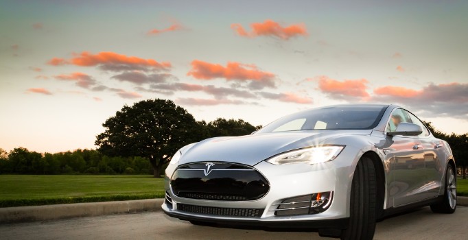 Tesla'nın Model 3'üne ilgi büyük oldu