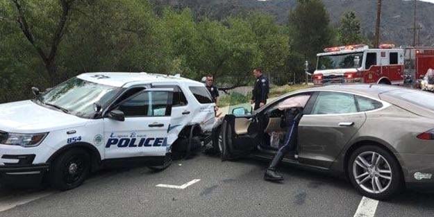 Tesla'nın otomatik pilotunu kullandı polis aracına çarptı!