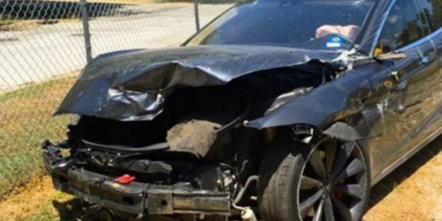 Tesla’nın otopilotu kaza yaptı