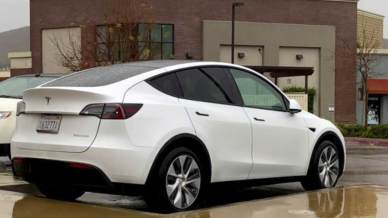 Tesla'nın yıkandığı anlar sosyal medyayı karıştırdı: 'Bu Tesla değil, Togg olsaydı sağır sultan bile duyardı'