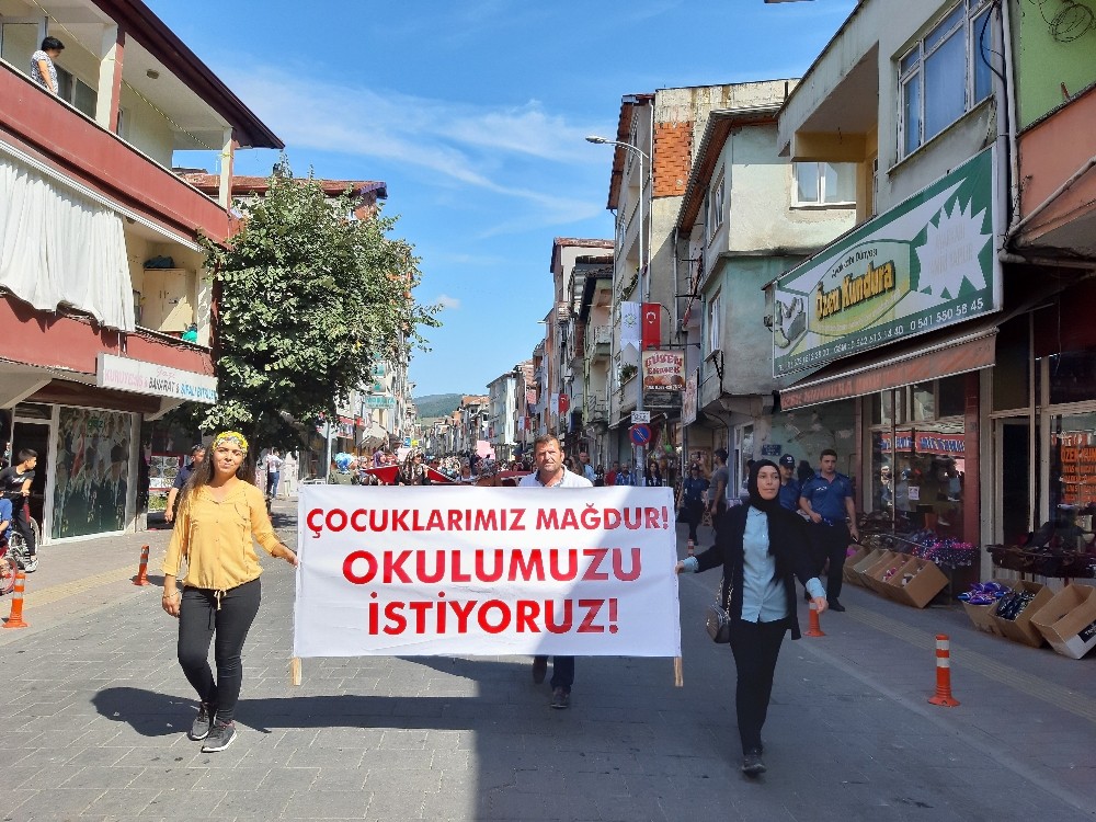 Teslim edilmeyen okulları için yürüdüler 