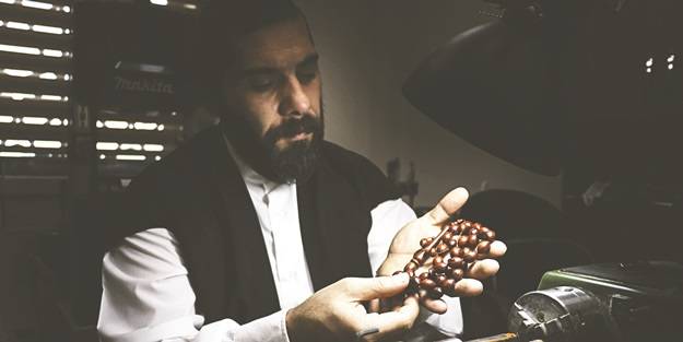 Tespih ve sema ile Allah’ı zikrediyor