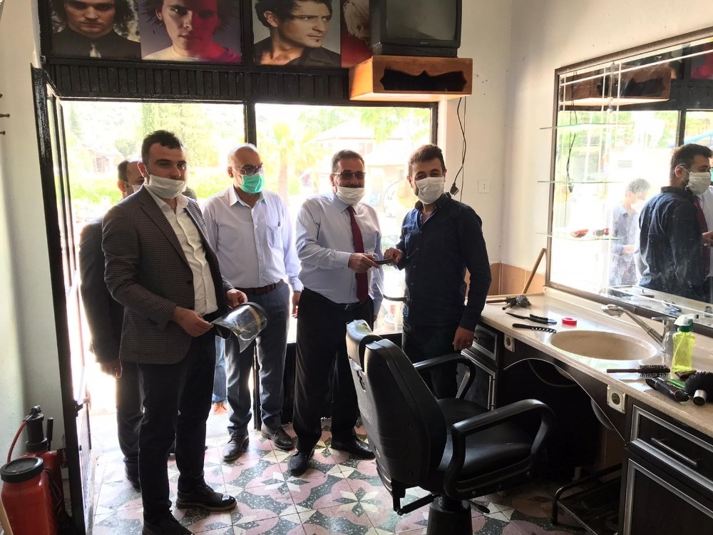 Test sonucu pozitif çıkan berbere maske veren başkanın sonucu negatif çıktı 