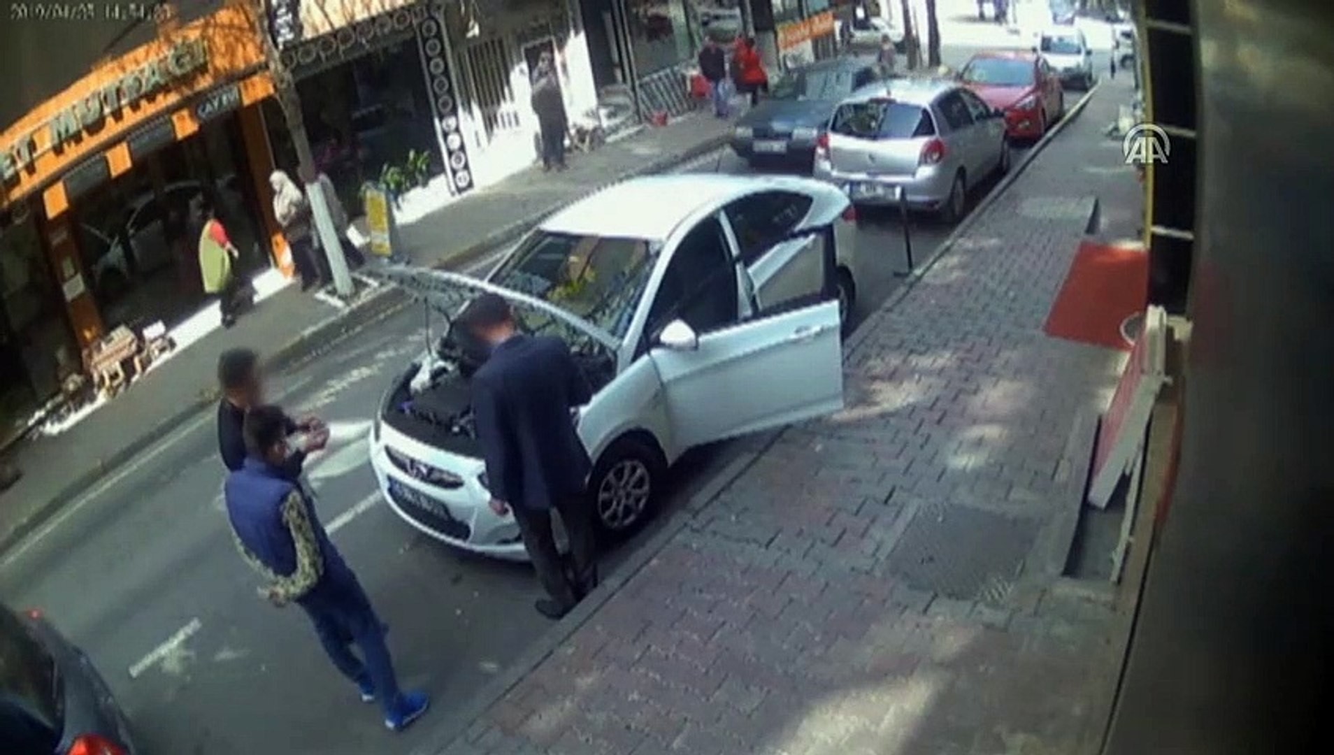 Test sürüşü bahanesiyle otomobilleri çalıyormuş
