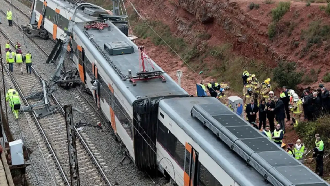Test sürüşündeki tren, işçileri ezdi! 11 ölü var