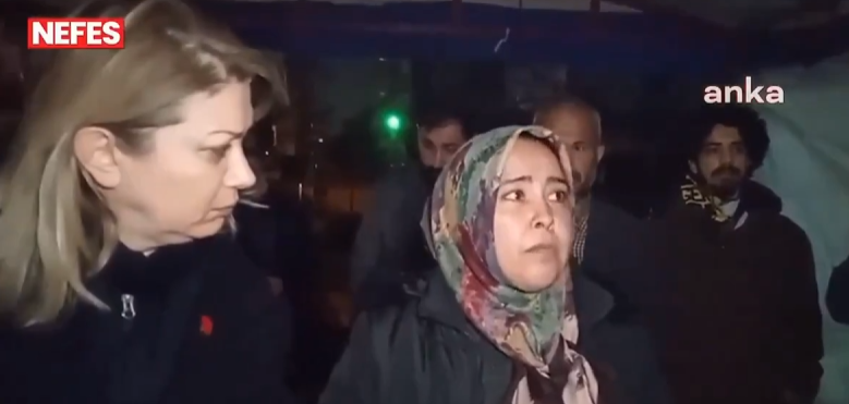 Teyze şunları söylerken hiç utanmadın mı? Allah’tan kork… Depremde 10 binlerce kişi ölmüş devlet ev yapmış vermiş, metrekaresini beğenmiyorsun!