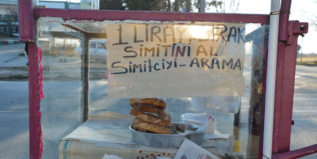 Tezgahı karayoluna attı, bir sabah uğruyor bir de akşam… Yazıyı gören almadan geçmiyor