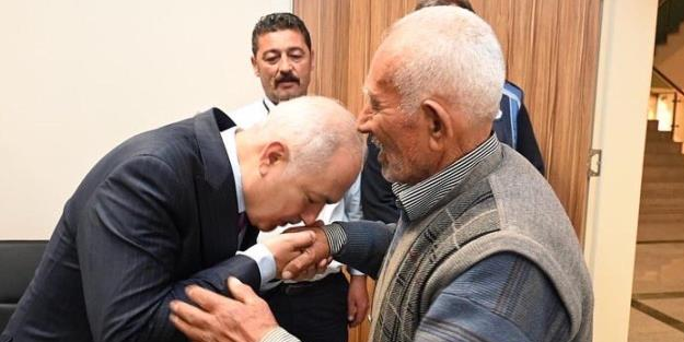 Tezgahına el konulmuştu... Belediye Başkanı elini öpüp özür diledi!