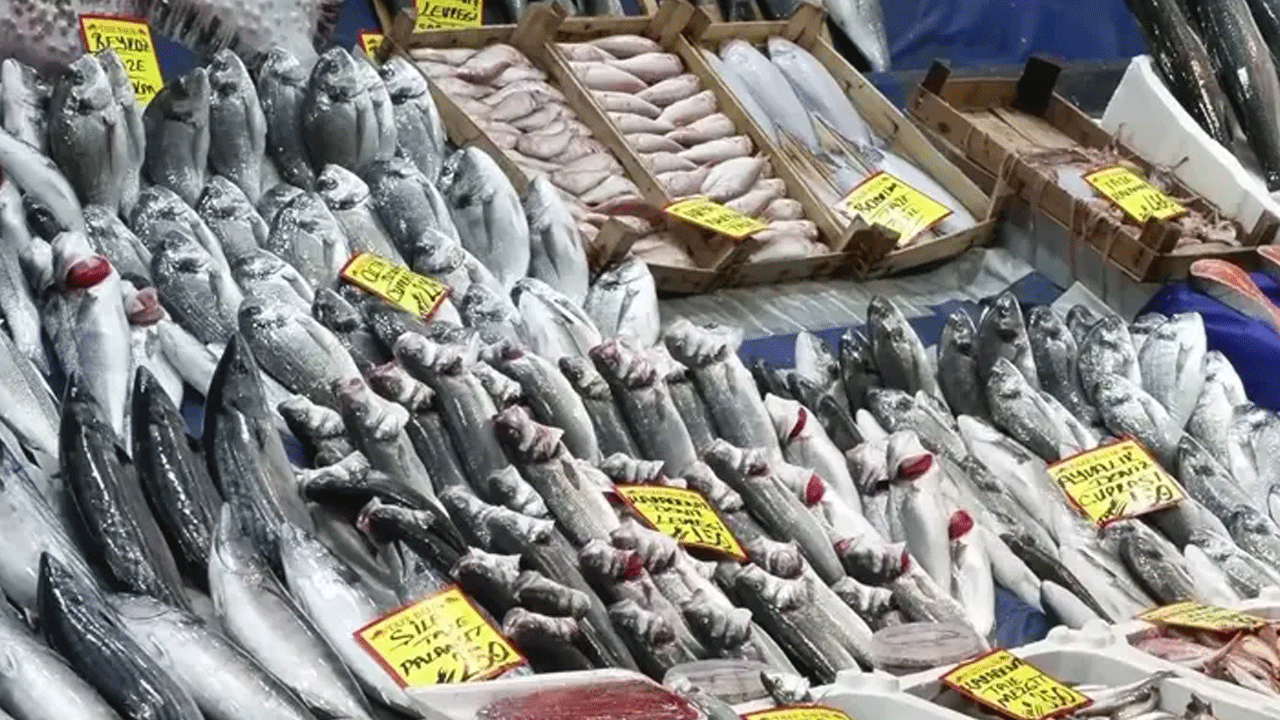 Tezgahlar boş kaldı! Soğuk hava ve fırtına balıkçıları vurdu