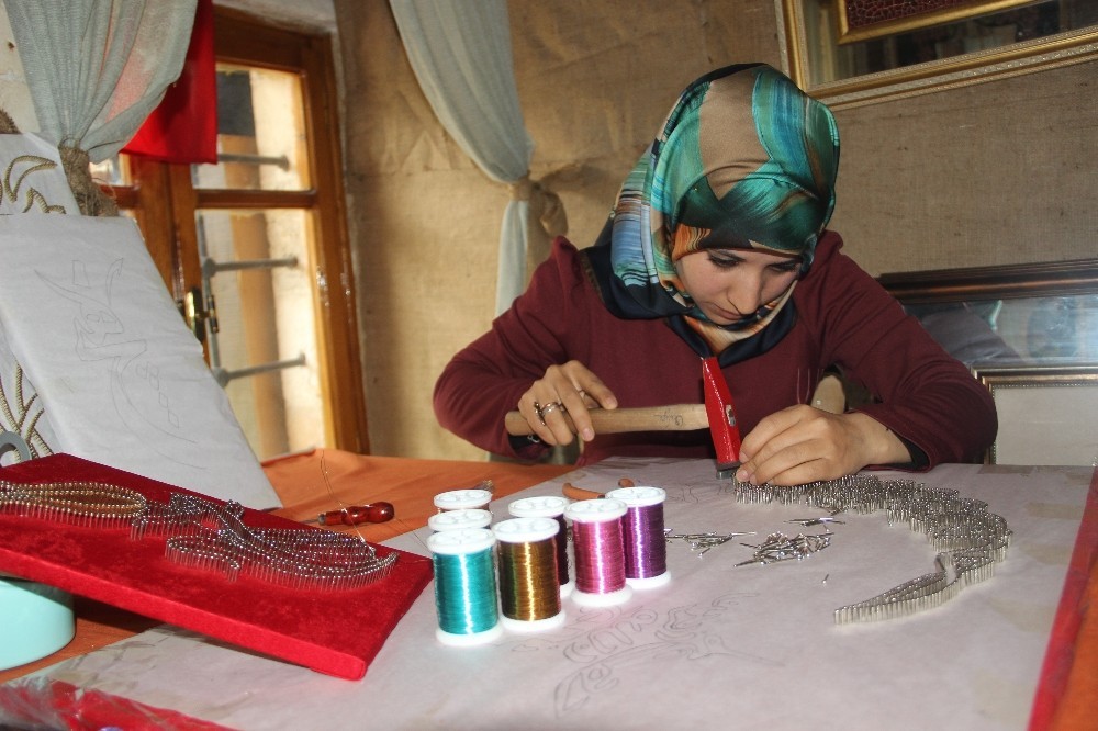 Tezhip sanatı kadınların ellerinde şekilleniyor