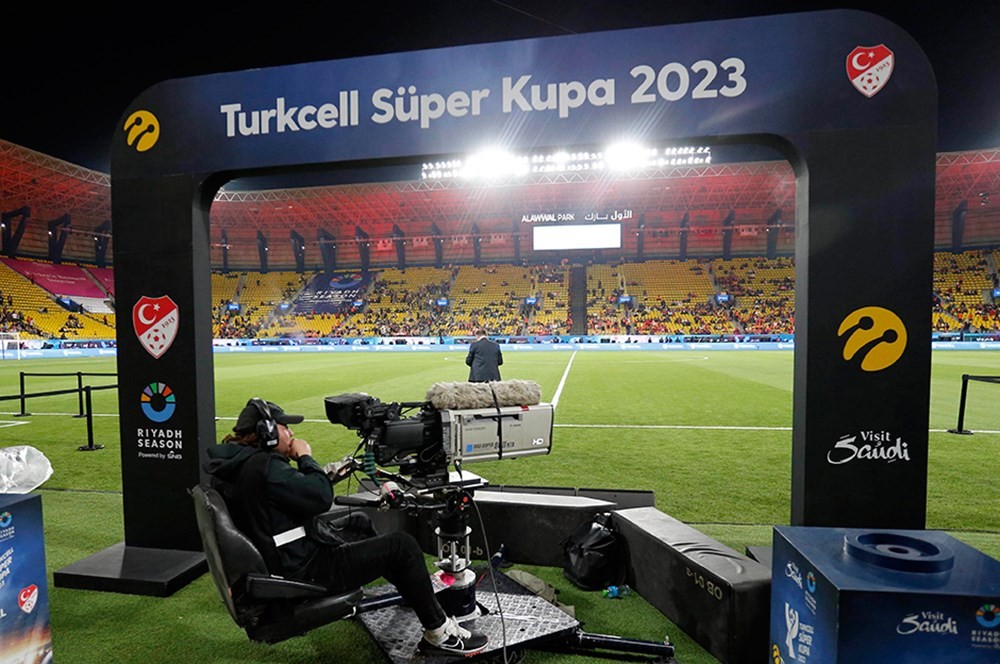 TFF duyurdu! Turkcell Süper Kupa maçının saatinde güncelleme! Galatasaray-Fenerbahçe arasında oynanacak maç ne zaman ve nerede?