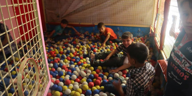 Suriyeli çocuklar sevinçlerini yer altındaki lunaparkta yaşıyor