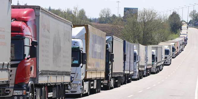 Kapıkule'de 14 kilometrelik tır kuyruğu