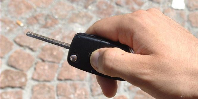 Çalınan arabasını almak için para ödeyecek