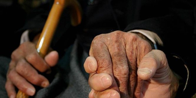 ''65 yaş üzeri 300 kişiden 1'i Parkinson hastası''