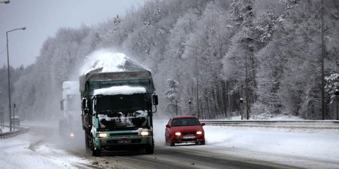 Bolu Dağı'nda yoğun kar yağışı yaşanıyor