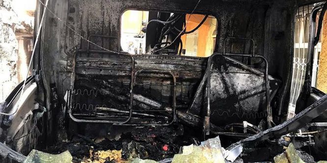 Elektrik arızasına giden aracı yaktılar