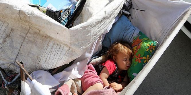 Minik Sıla çöp arabasında büyüyor