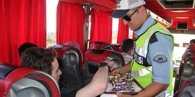 Gaziantep'te polisten sürücülere lokum ve şeker ikramı
