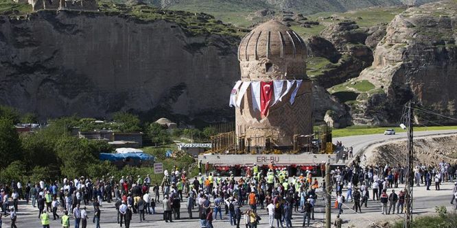 Tarihi Zeynel Bey Türbesi yeni yerine taşındı