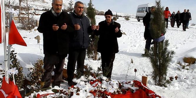 Şehit polis Sekin'in babası oğlunun kabrini ziyaret etti