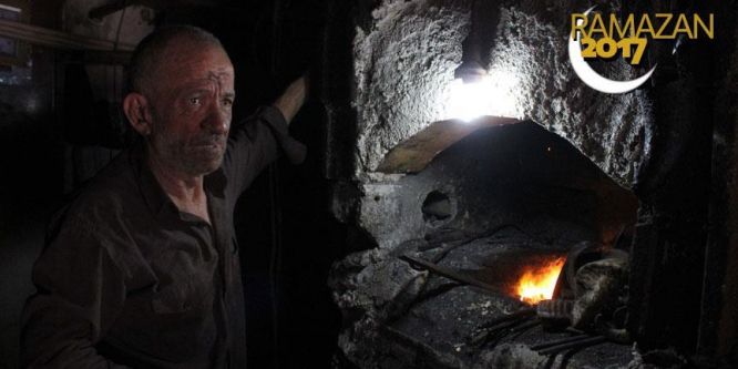 200 derecelik ocağın başında orucunu ihmal etmiyor