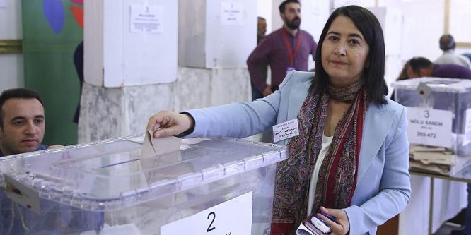 HDP'nin eş genel başkanlıklarına Kemalbay ile Demirtaş seçildi