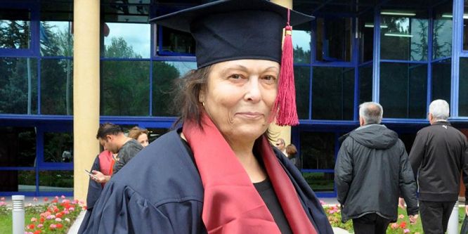 65 yaşında üçüncü üniversiteden mezun oldu