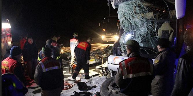 Yolcu otobüsü ve TIR birbirine girdi: 1 ölü, 8 yaralı