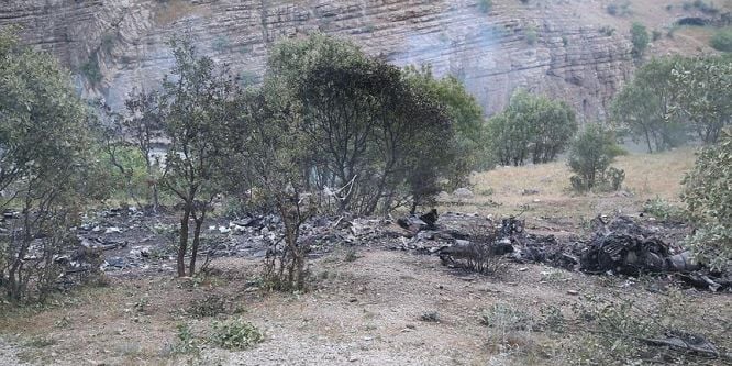 Düşen askeri helikopterin enkazı görüntülendi