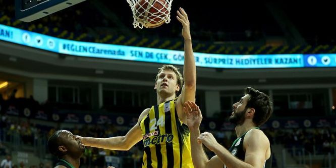 Fenerbahçe yarı final serisinde 1-0 öne geçti