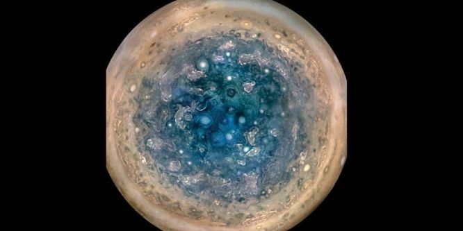 Juno Jüpiter'in kutuplarındaki dev kasırgaları görüntüledi