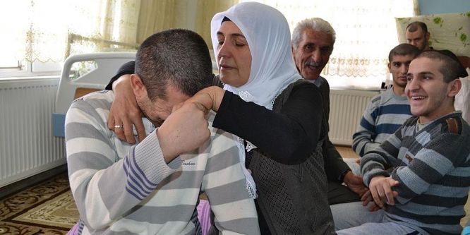 5 engelli çocuğuna bebek gibi bakıyor