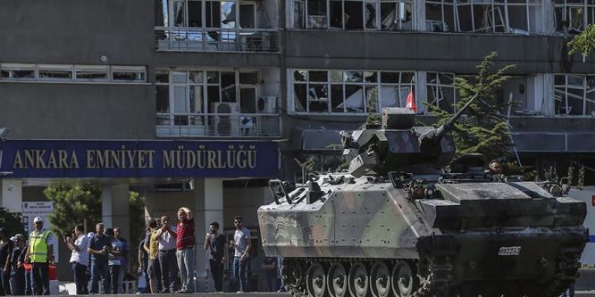 Elinde Türk bayrağı olan yaşlı teyzeye ateş etti