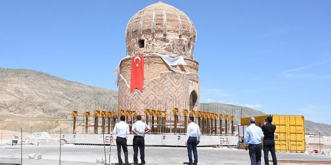 Tarihi Zeynel Bey Türbesi ziyaretçilerini yeni yerinde ağırlıyor
