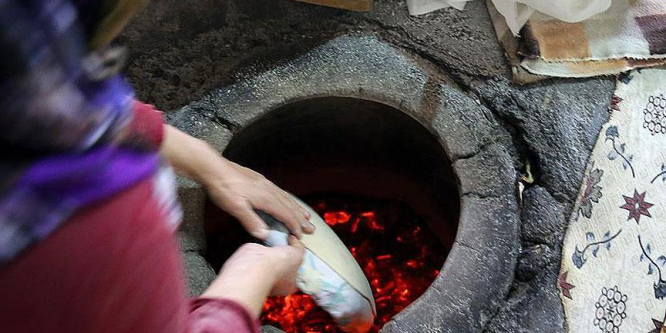 Tandır üreterek 8 çocuğunu büyütüyor