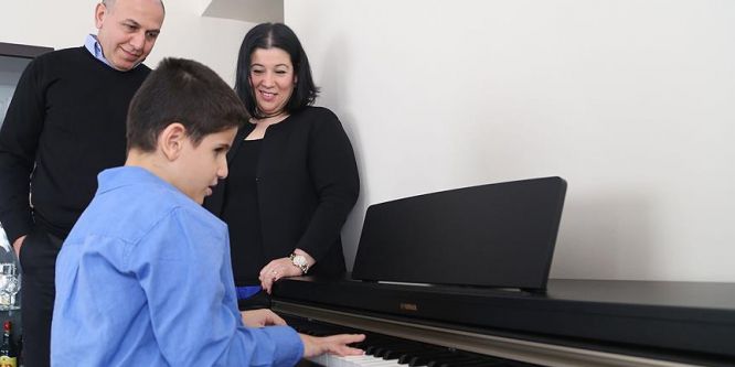 Görme engelli minik Deniz yeteneğiyle hayran bırakıyor