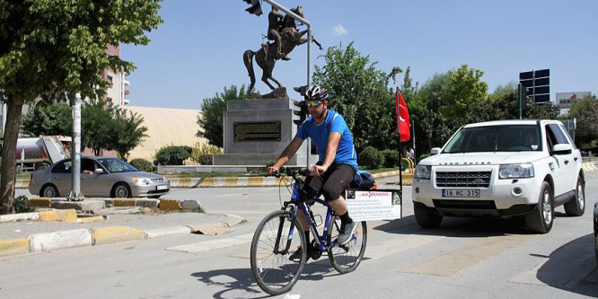 Arakan'daki katliama tepki için pedal çevirecek