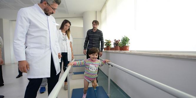 Minik Özge yaşıtları gibi oyun oynayabilecek