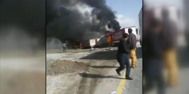 Ağrı'da yol kesen teröristler araç yaktı