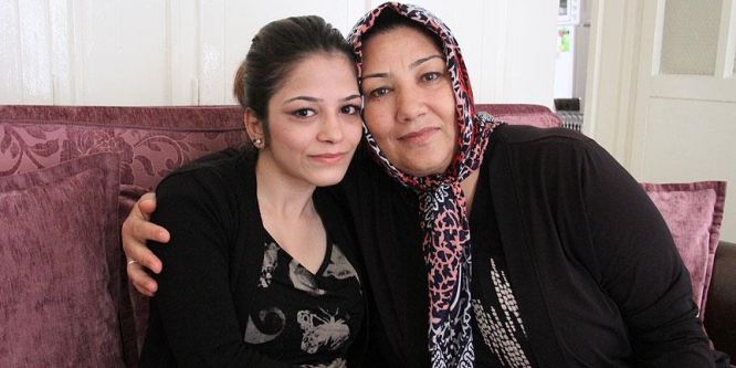 Cefakar anne engelli kızını sırtında taşıyor