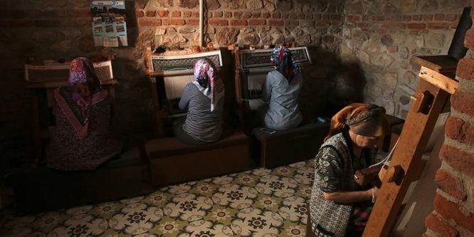 Tarihi Hereke halısını ilmek ilmek işliyor