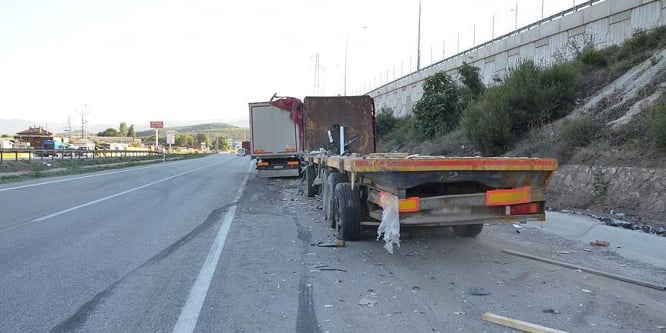 Tokat'ta kamyonet ile tır çarpıştı: 3 ölü, 2 yaralı