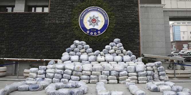 İstanbul'da 4 tondan fazla uyuşturucu yakalandı