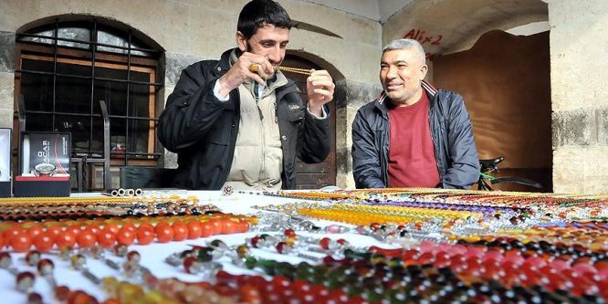 Alman oyun zarları ustasının elinde tespihe dönüşüyor