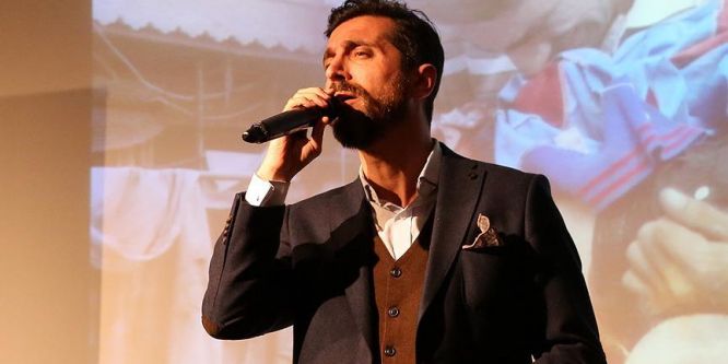 Halepliler için 3 dilde şarkı yaptı