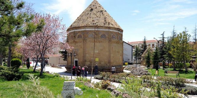 Yüzyıldır kilitli türbe ziyarete açıldı