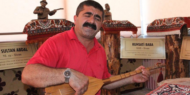 Sivaslı bağlama ustası 'Ozanlar Müzesi' kurdu