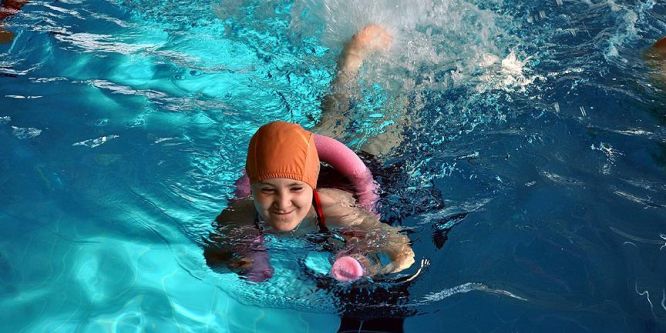 Engelleri yüzerek aştılar