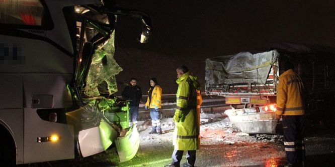 Sivas'ta yolcu otobüsü TIR'a çarptı!